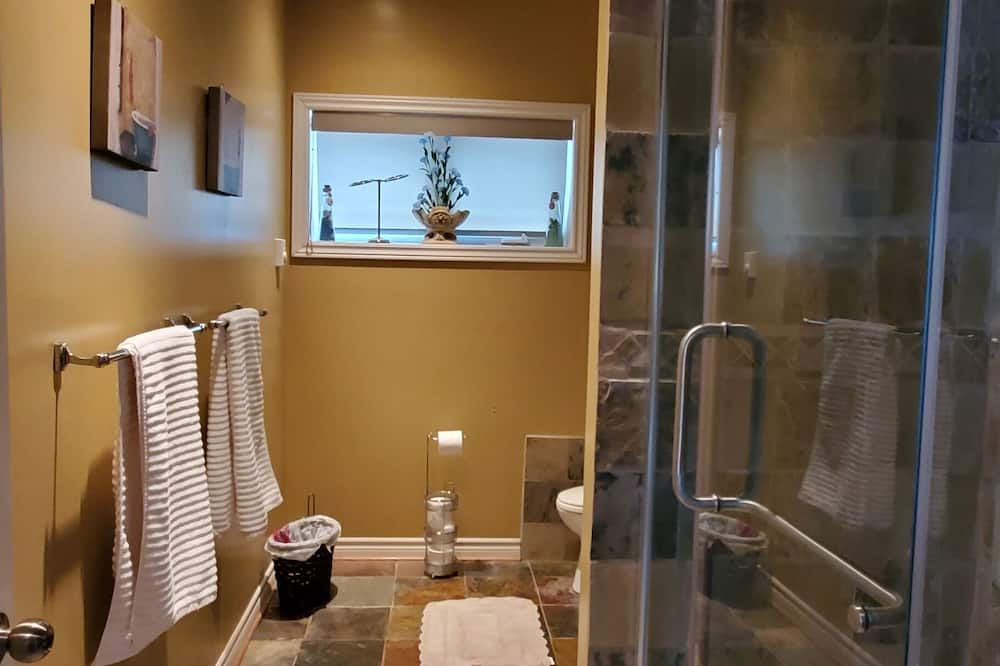 Photo of Bathroom in Amaranth