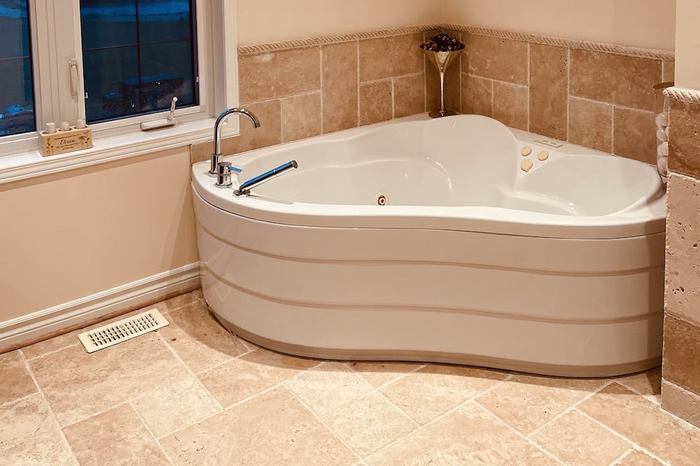 Photo of Bathroom in Amaranth