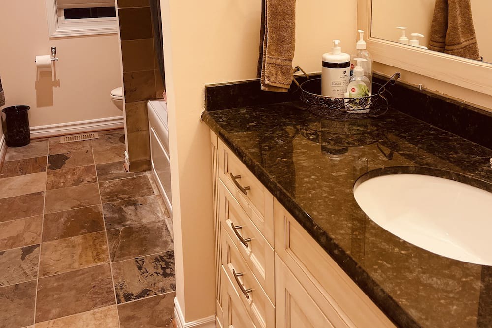 Photo of Bathroom in Amaranth