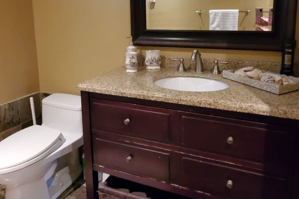 Photo of Bathroom in Amaranth