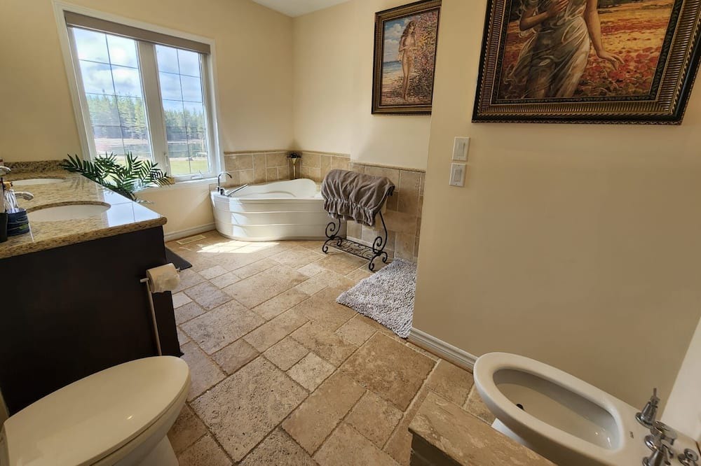 Photo of Bathroom in Amaranth