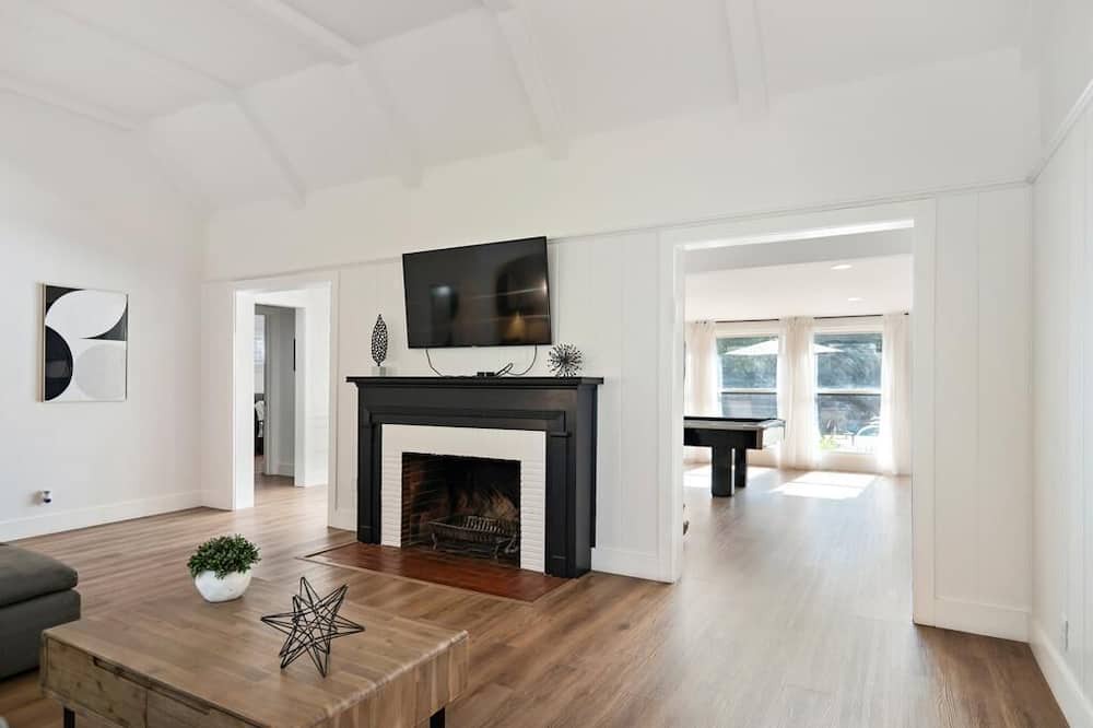 Photo of Livingroom in Valley Village