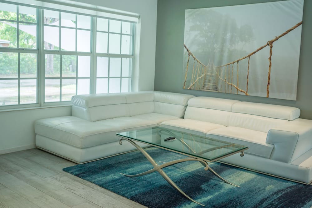 Photo of Livingroom in Golden Glades
