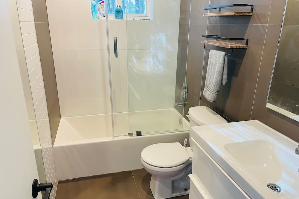 Photo of Bathroom in Golden Glades