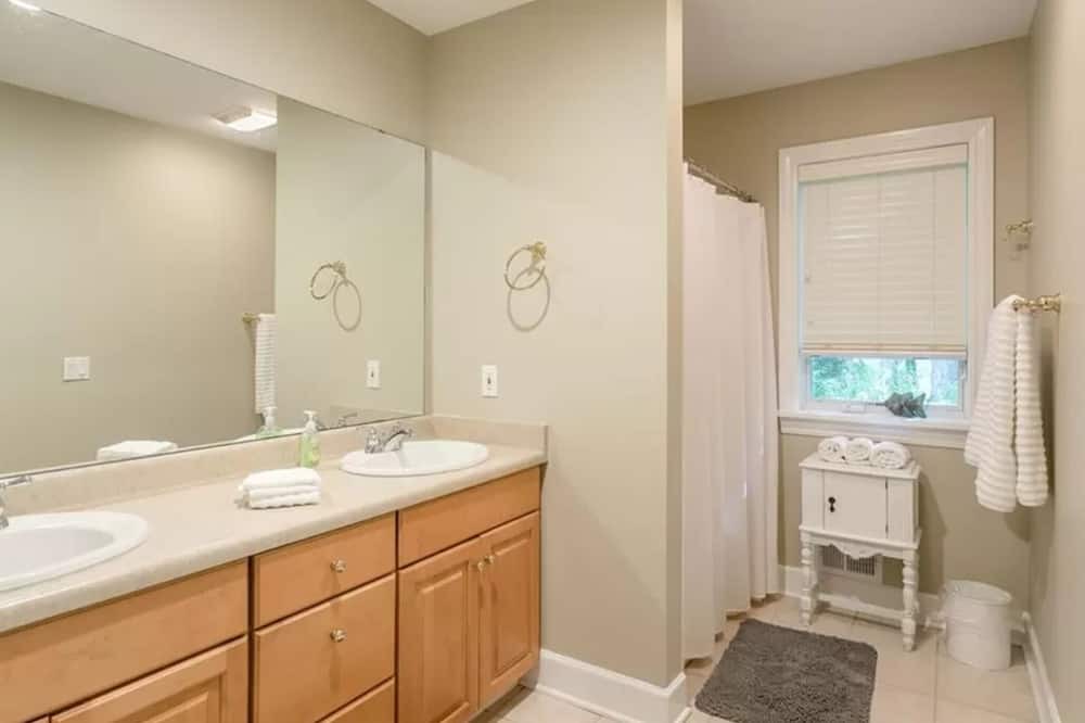 Photo of Bathroom in Bushnell Basin