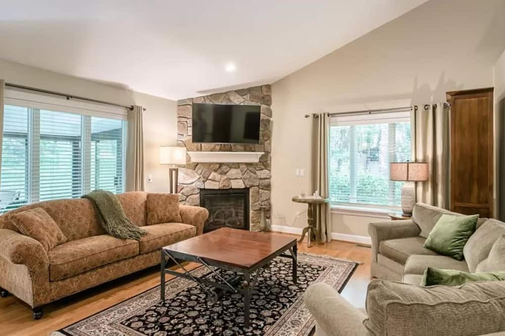 Photo of Livingroom in Bushnell Basin