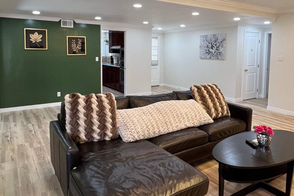 Photo of Livingroom in Fountain Valley