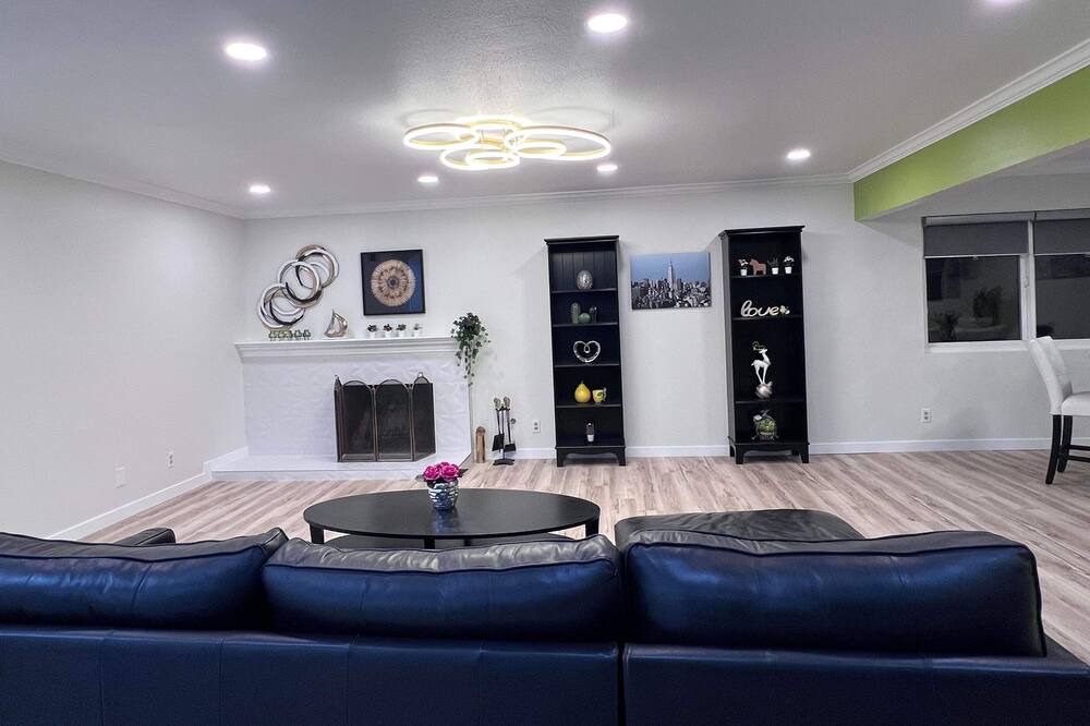 Photo of Livingroom in Fountain Valley