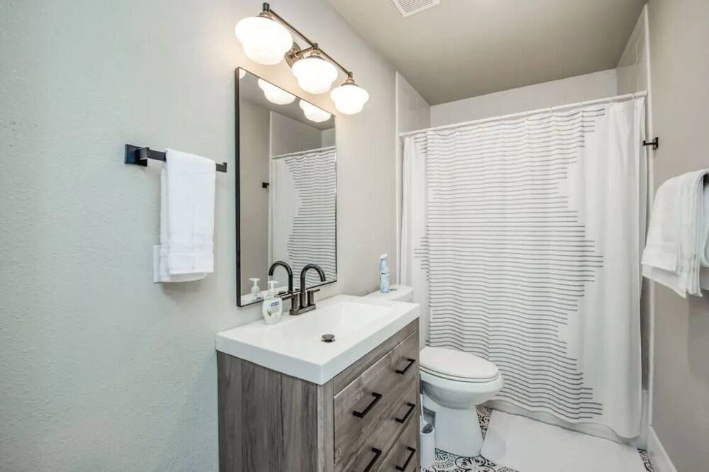 Photo of Bathroom in Raisin