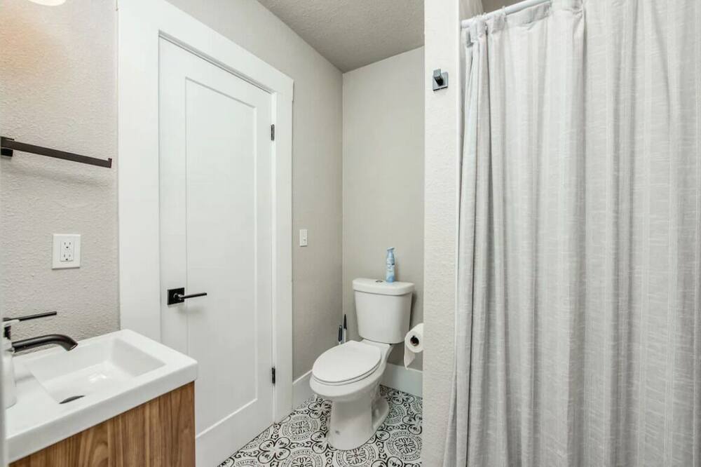 Photo of Bathroom in Raisin