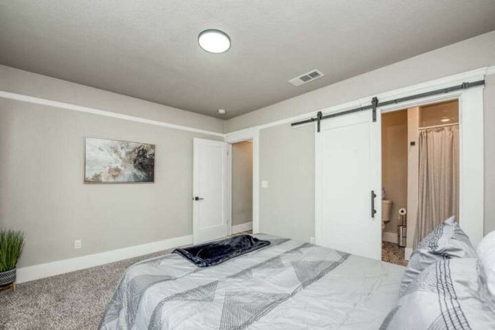 Photo of Bedroom in Raisin
