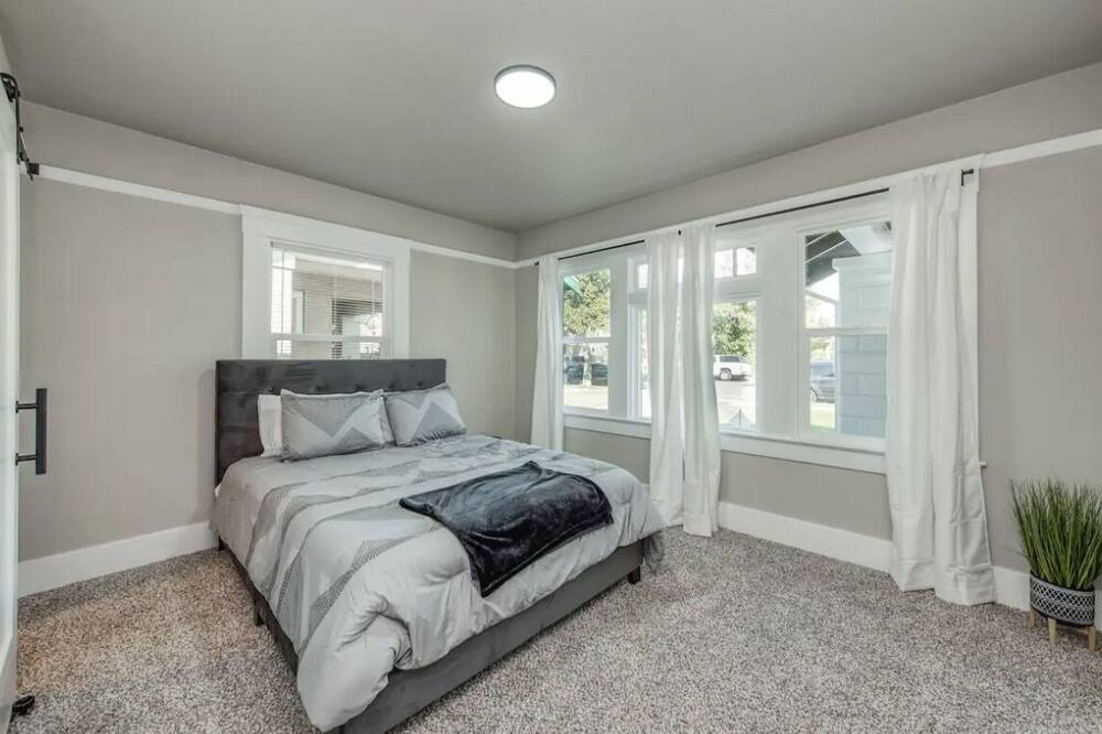 Photo of Bedroom in Raisin