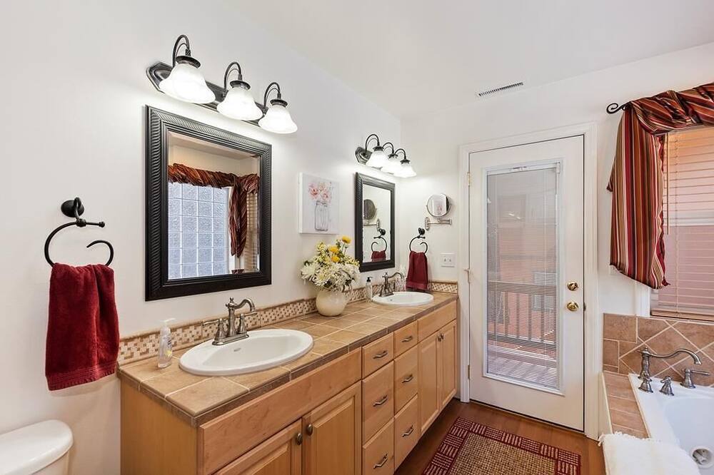 Photo of Bathroom in Summit Estates
