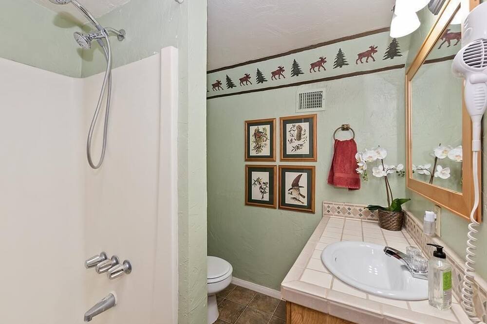 Photo of Bathroom in Summit Estates