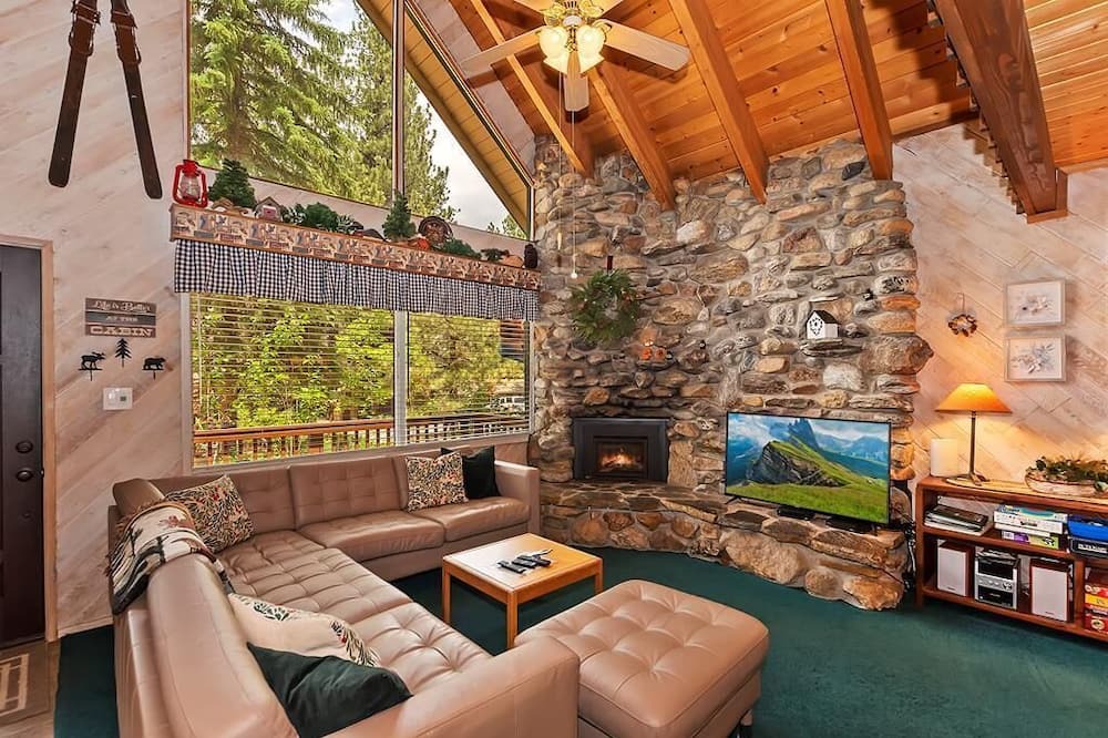 Photo of Livingroom in Summit Estates