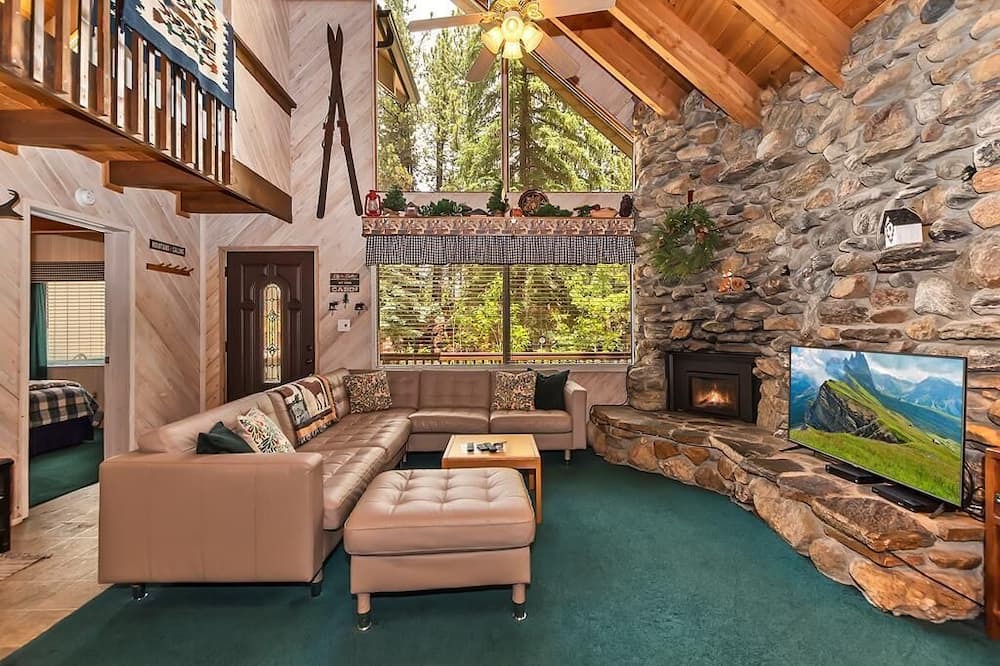 Photo of Livingroom in Summit Estates