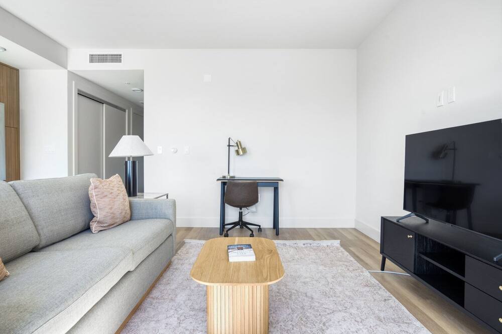 Photo of Livingroom in Downtown Oakland