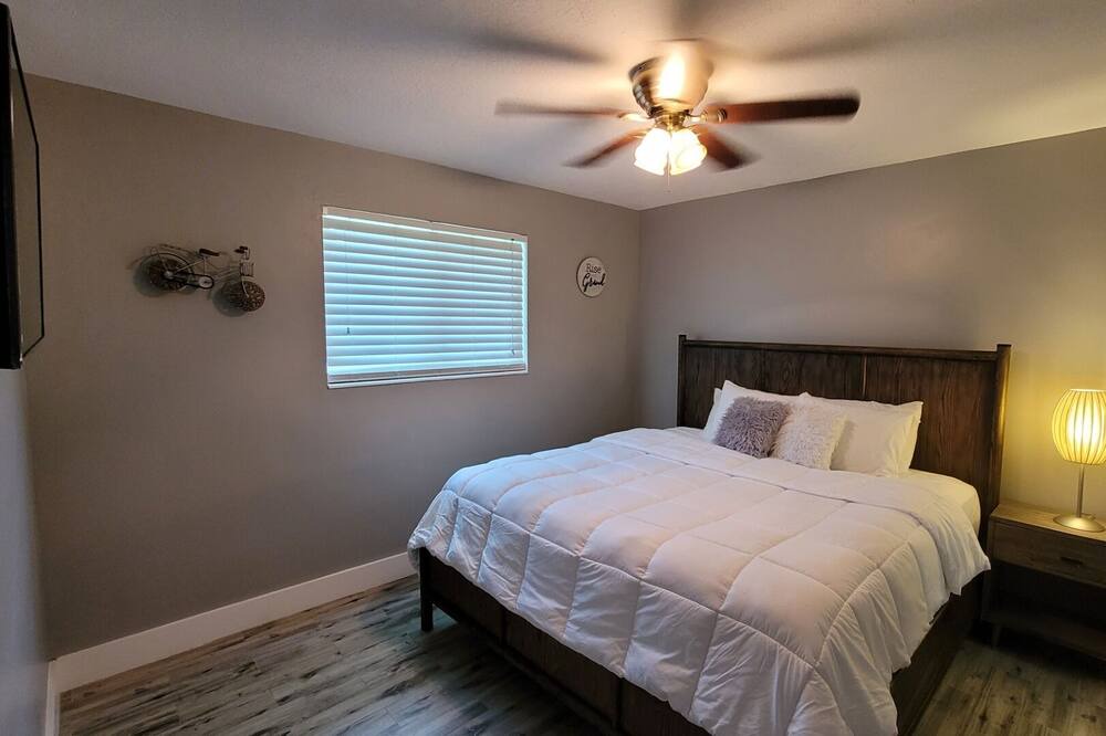 Photo of Bedroom in Biscayne Park