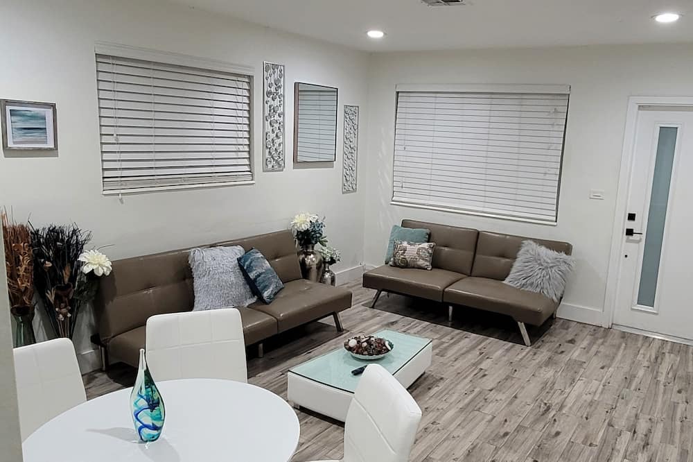 Photo of Livingroom in Biscayne Park