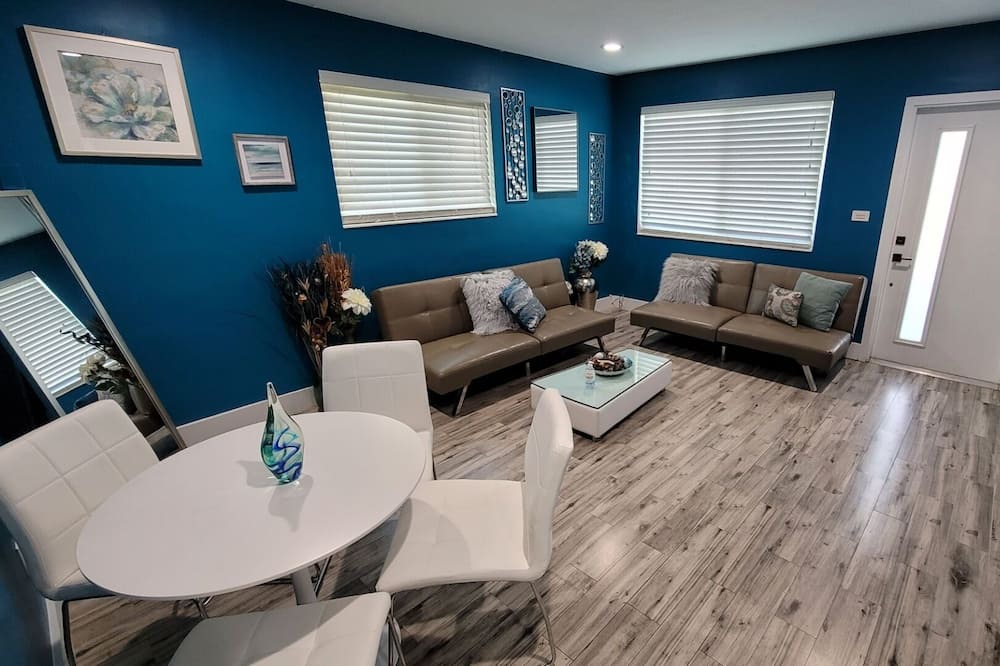 Photo of Livingroom in Biscayne Park