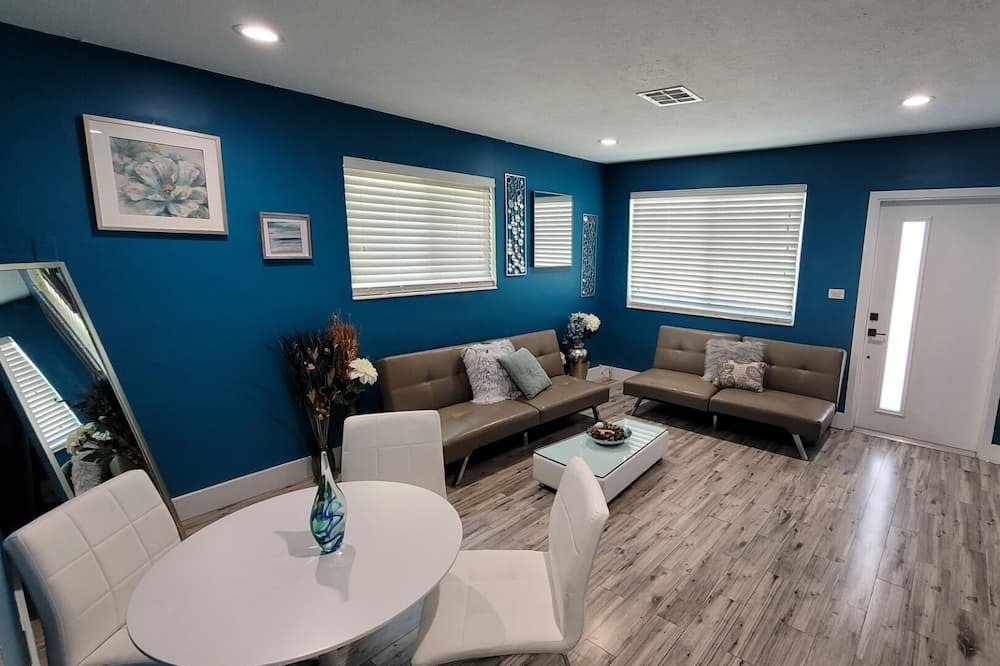 Photo of Livingroom in Biscayne Park