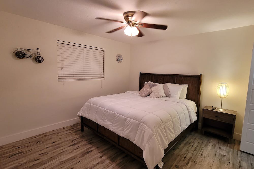 Photo of Bedroom in Biscayne Park