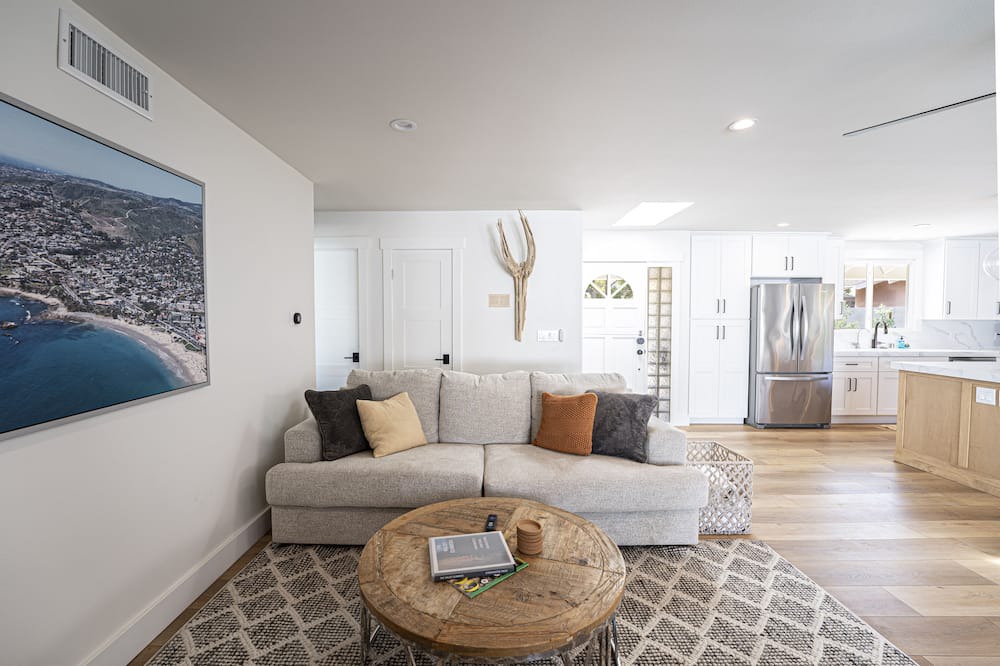 Photo of Livingroom in Costa Mesa