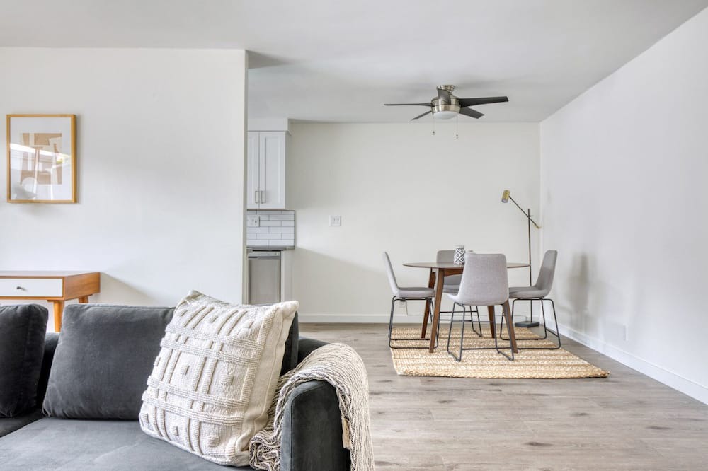 Photo of Livingroom in Valley Village