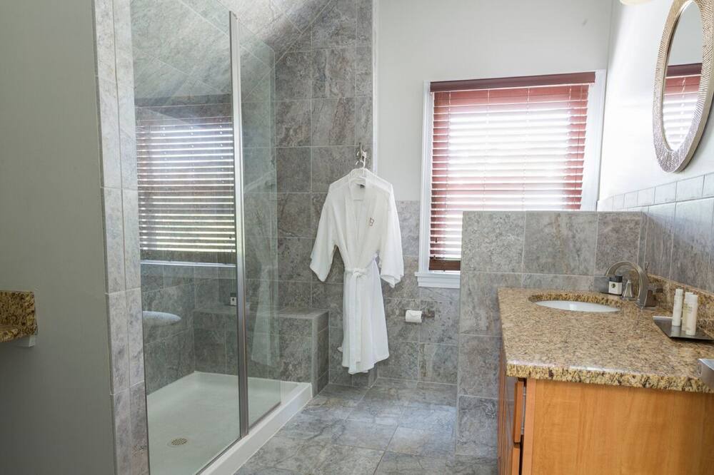 Photo of Bathroom in East Avenue