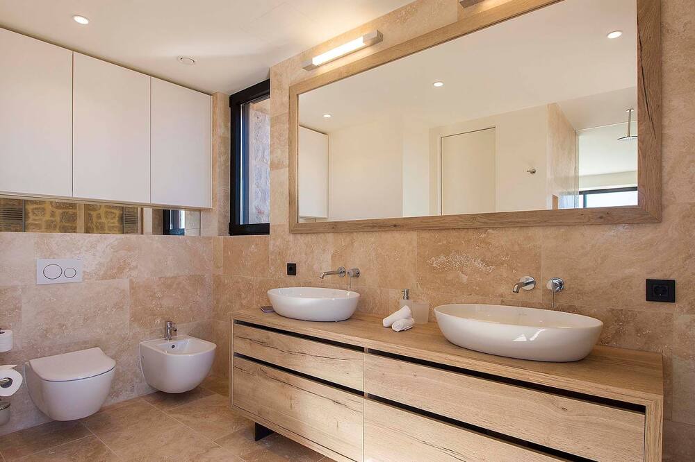 Photo of Bathroom in Petrochori