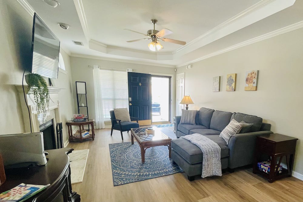 Photo of Livingroom in Pelham