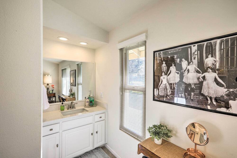 Photo of Bathroom in Callender