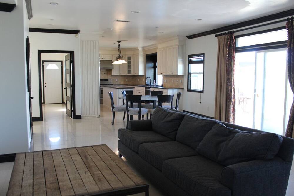 Photo of Livingroom in Fountain Valley