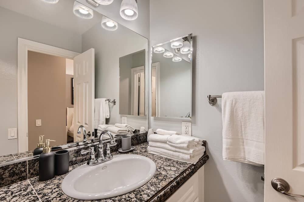 Photo of Bathroom in East Side Costa Mesa