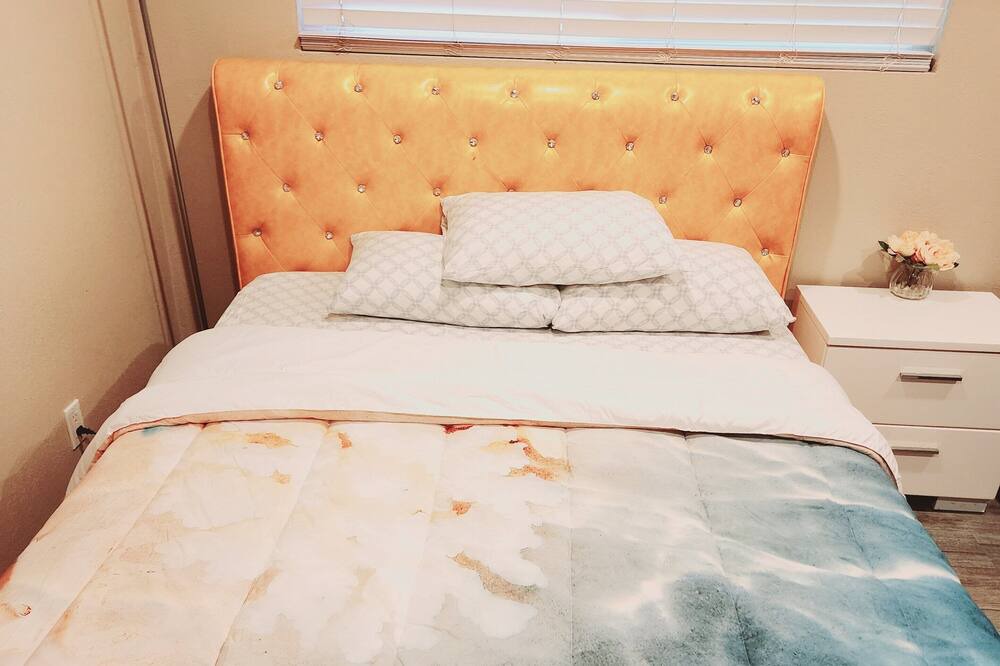 Photo of Bedroom in Garfield