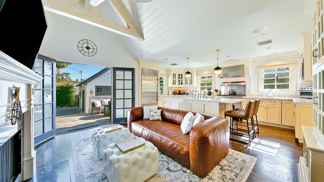 Photo of Livingroom in Greater Wilshire - Hancock Park
