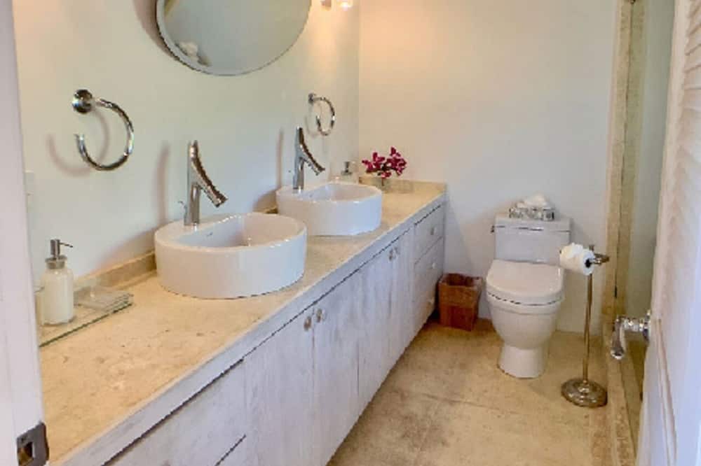 Photo of Bathroom in North Palmetto Point