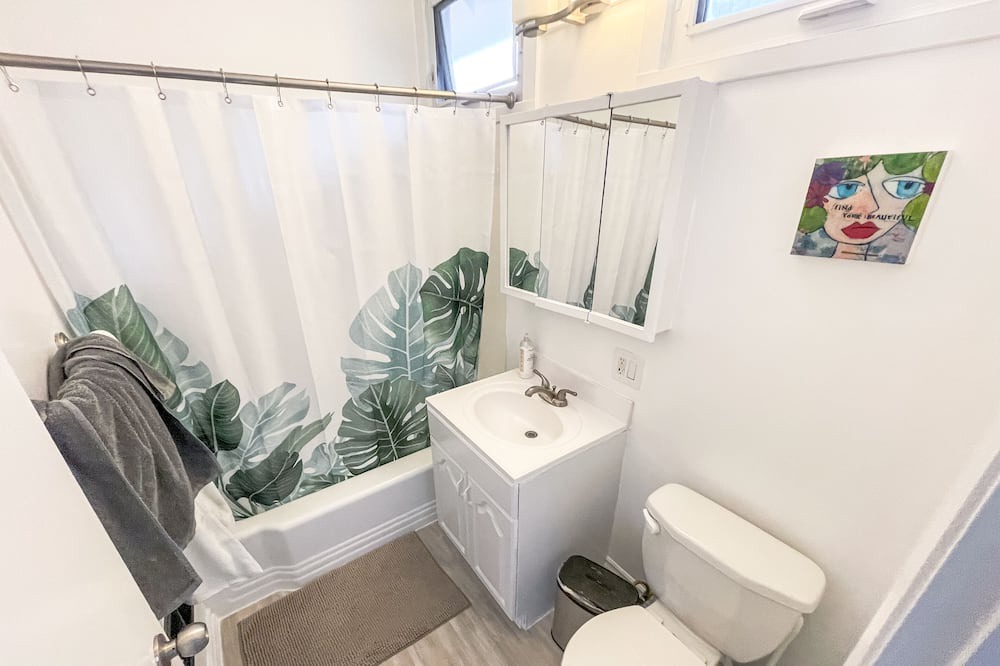 Photo of Bathroom in Hollywood Heights