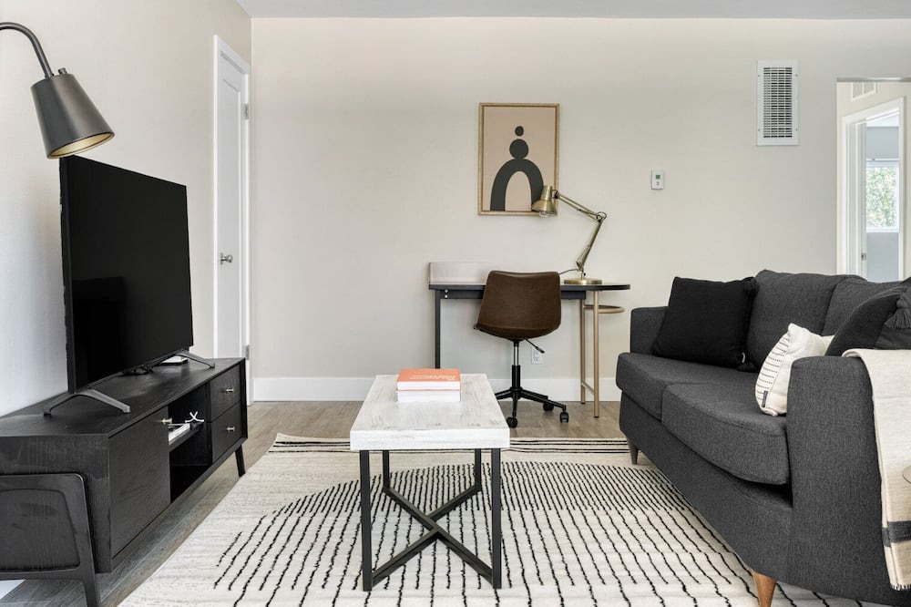 Photo of Livingroom in Valley Village