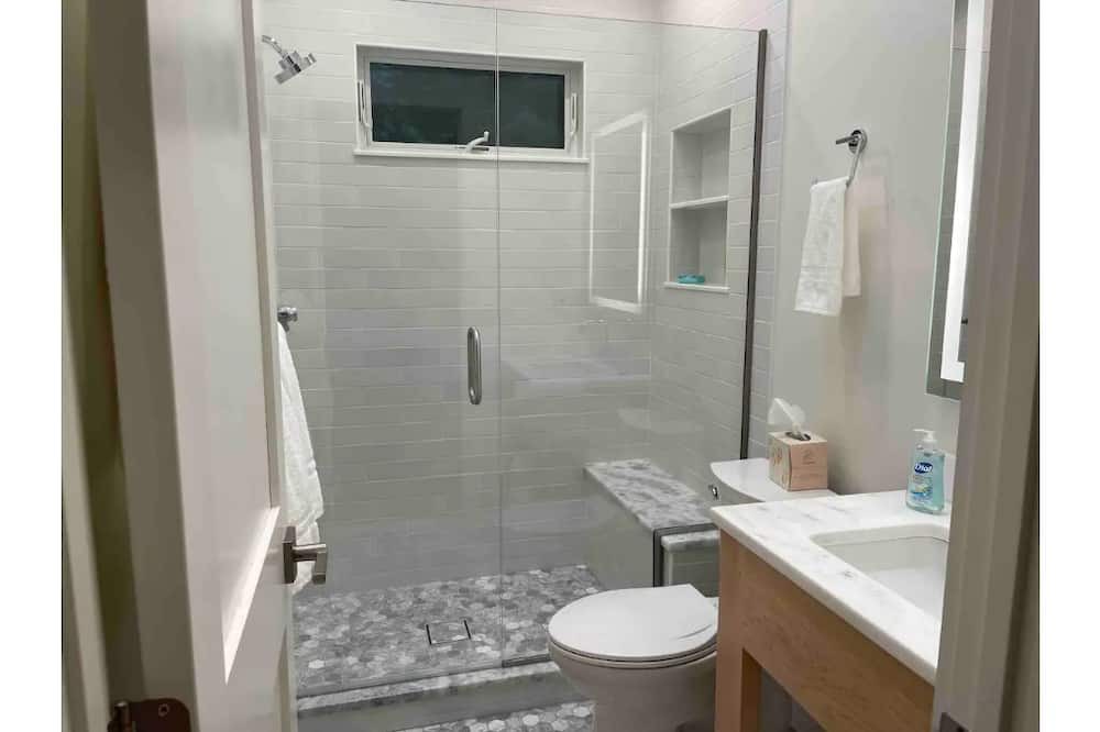 Photo of Bathroom in Garrison