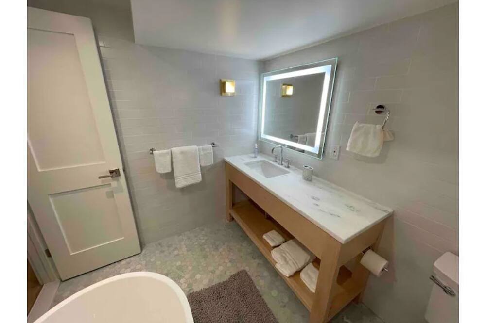 Photo of Bathroom in Garrison
