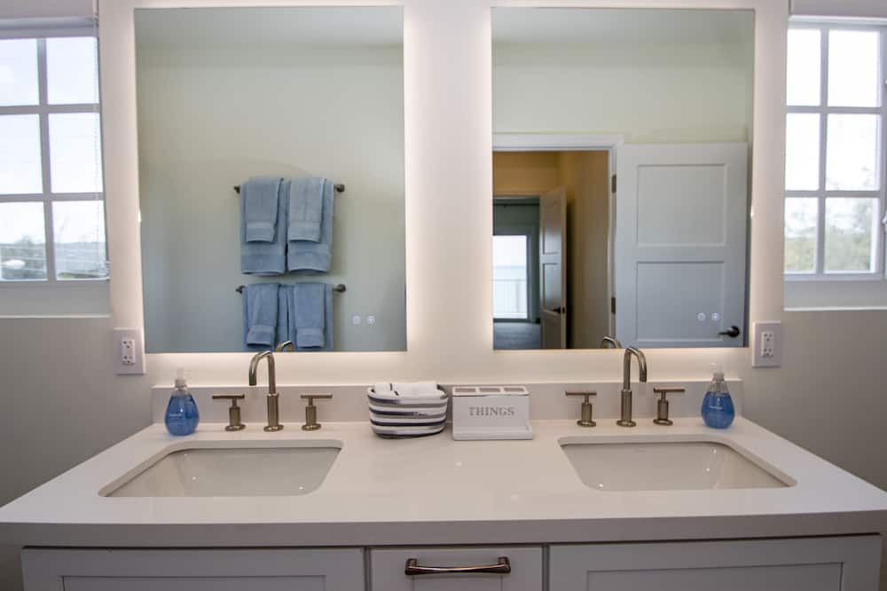 Photo of Bathroom in Tar Bay