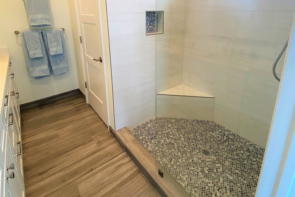 Photo of Bathroom in Tar Bay