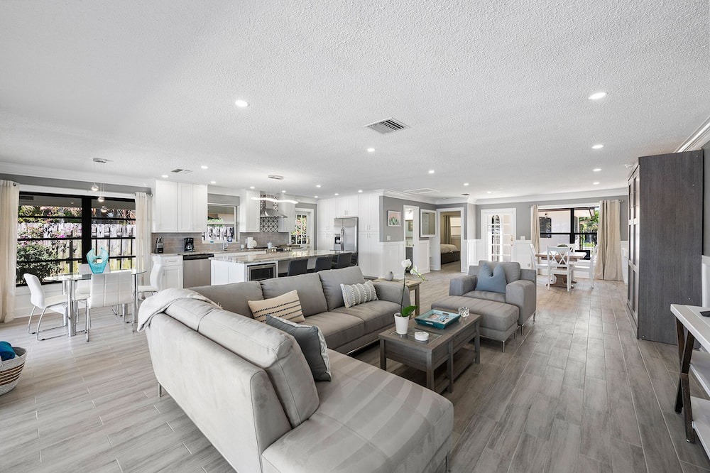Photo of Livingroom in Santa Barbara Estates