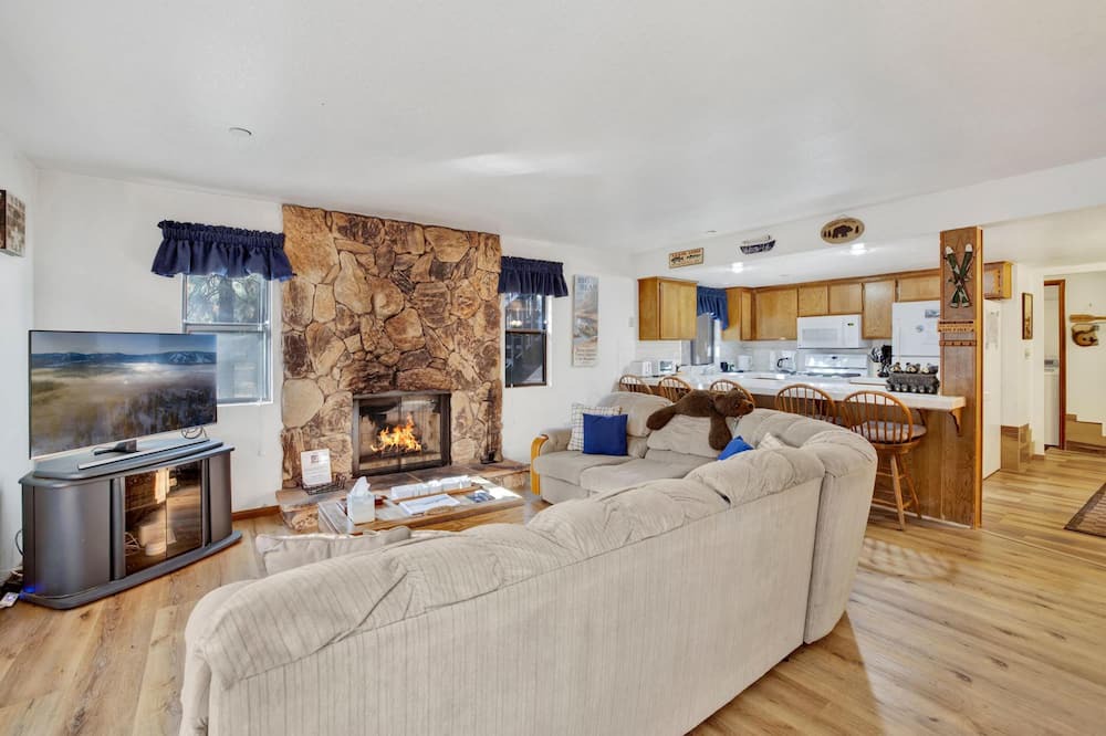 Photo of Livingroom in Summit Estates