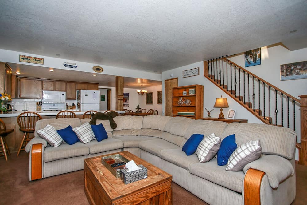 Photo of Livingroom in Summit Estates
