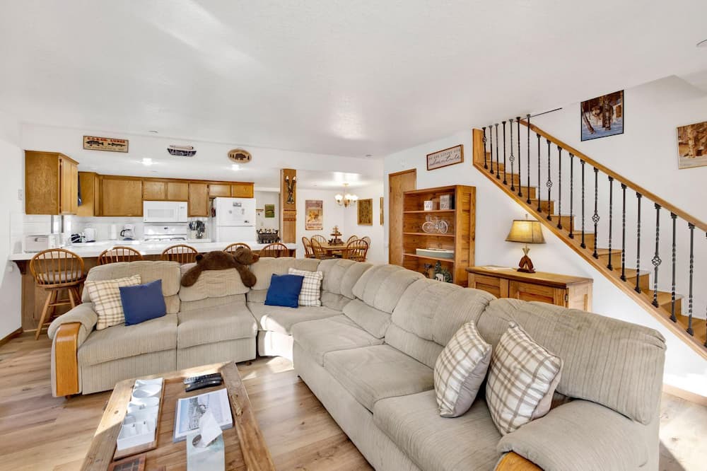 Photo of Livingroom in Summit Estates