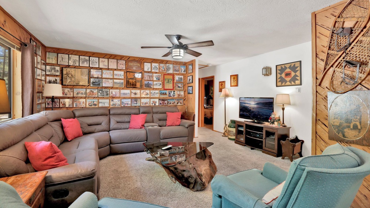 Photo of Livingroom in Summit Estates