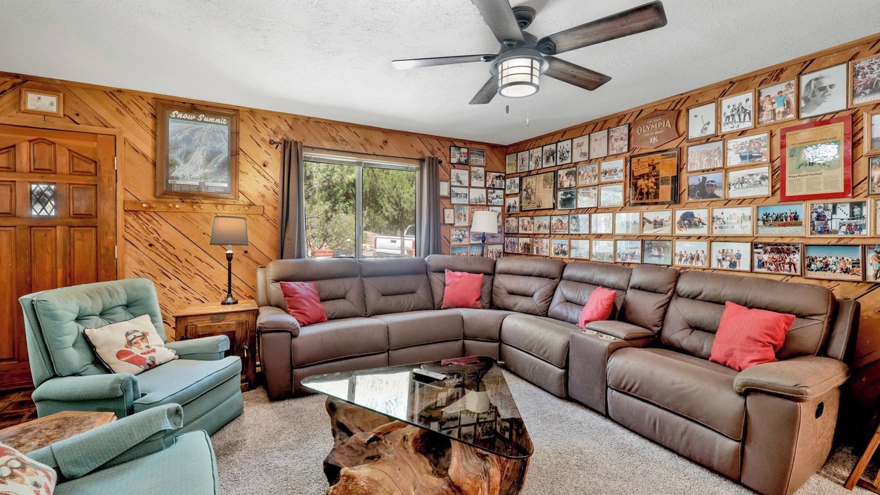 Photo of Livingroom in Summit Estates