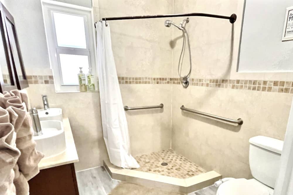 Photo of Bathroom in Coral Ridge